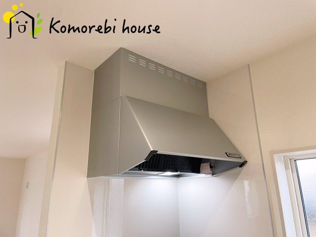 鴻巣松原　2期　新築一戸建て　リーブルガーデン　02のキッチン|吸引力の高いレンジフードが煙や匂いを素早く排出。揚げ物や炒め物も気兼ねなくでき、リビングに匂いを残しません。