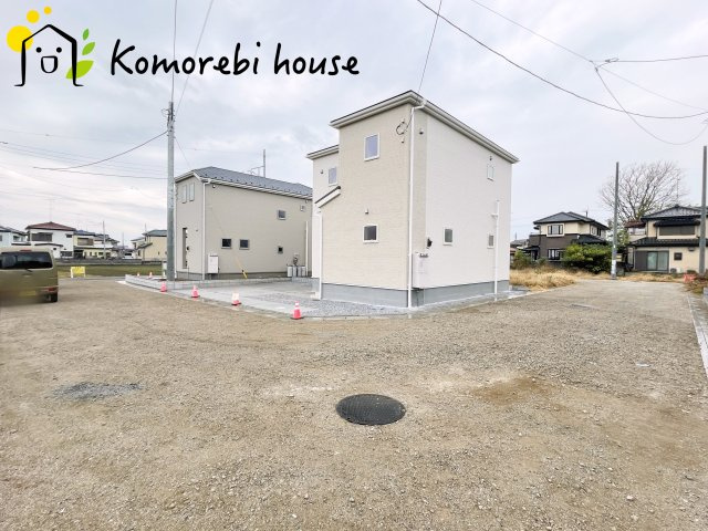 鴻巣松原　2期　新築一戸建て　リーブルガーデン　02の前面道路含む現地写真|分譲地内の交通量少なめの道路沿い。小さなお子さまのいるご家庭も安心して暮らせる、穏やかな住環境です。