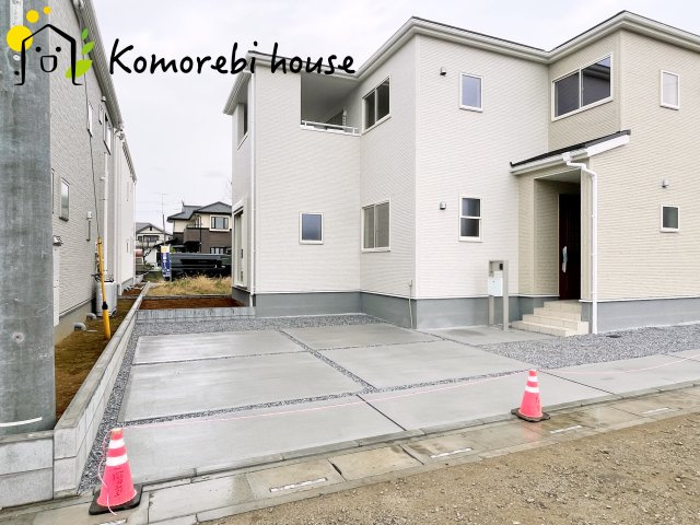 鴻巣松原　2期　新築一戸建て　リーブルガーデン　02の駐車場|並列2台駐車が可能なゆとりあるスペース。来客時や将来車が増えても安心の使い勝手です。