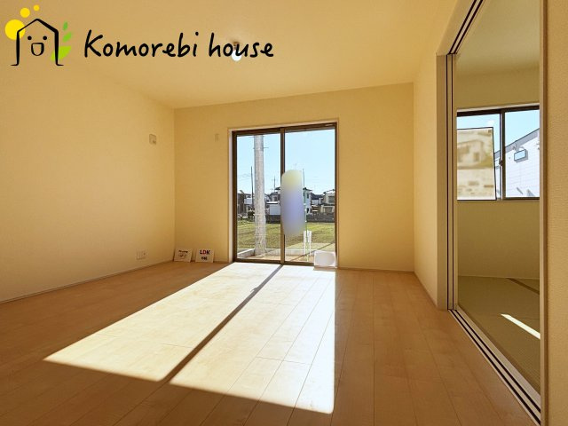 鴻巣松原　2期　新築一戸建て　リーブルガーデン　03の居間・リビング|高性能窓と断熱材を採用したLDKで、冷暖房効率アップ。家族が集まる時間も快適に過ごせるリビングです。