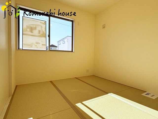 鴻巣松原　2期　新築一戸建て　リーブルガーデン　03の和室|和室は落ち着いた空間を演出してくれます。休日は畳でのんびりくつろぐのもいいかもしれません。