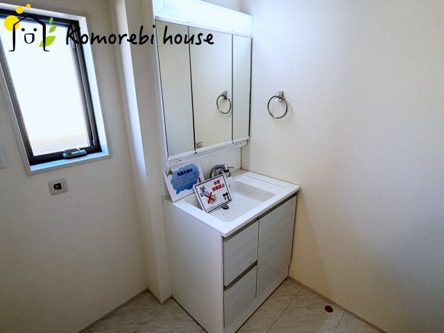 鴻巣松原　2期　新築一戸建て　リーブルガーデン　03の独立洗面台|散らかりがちな洗面周りもスッキリまとまる収納付き洗面台。タオルや日用品を入れてもゆとりがあり、生活感を見せない美しい空間をつくります。