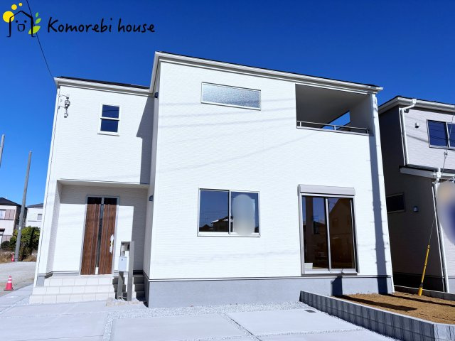 鴻巣松原　2期　新築一戸建て　リーブルガーデン　03の外観|明るい色合いで統一された外観が魅力の新築住宅。シンプルながら存在感があり、帰宅時に気分が上がるデザインです。周辺環境とも調和し、落ち着いた街並みに映える一邸です。