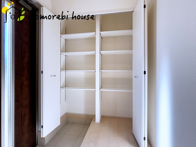 鴻巣松原　2期　新築一戸建て　リーブルガーデン　03の収納|大型シューズボックスで家族全員の靴をまとめて収納。玄関がいつでもスッキリ片付きます。