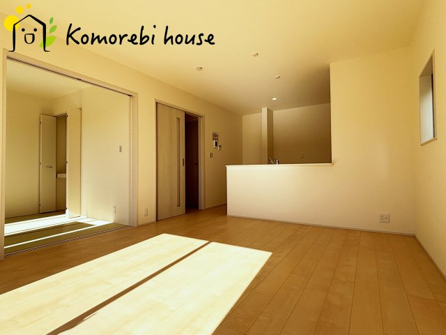 鴻巣松原　2期　新築一戸建て　リーブルガーデン　03の居間・リビング|縦に広がるLDKは、空間を効率的に使える設計。キッチンからリビング、ダイニングまで家族の気配を感じられます。