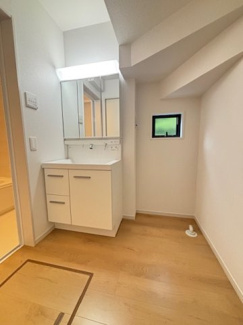 【独立洗面台】 | 廿日市市前空3（前空駅）全2区画　NO2 | 三面鏡付きの洗面台は、メイクもドライヤーも余裕のスペースです☆