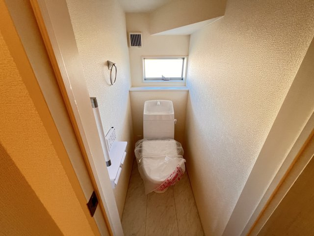 新築　藤岡市藤岡第34　Livele Garden.S　4号棟のトイレ|　節水タイプのウォシュレット付きトイレ、水道料節約に一役買います！
