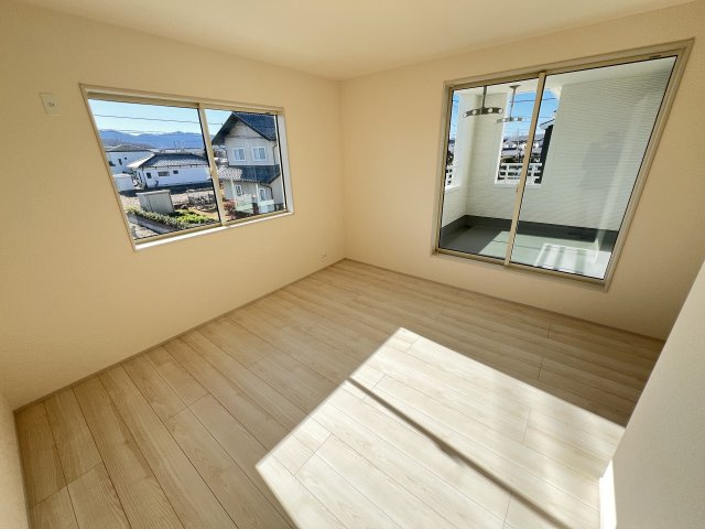 新築　藤岡市藤岡第34　Livele Garden.S　4号棟の洋室|　日当たりと風通しの良い二面採光♪						
					
					
						
					
