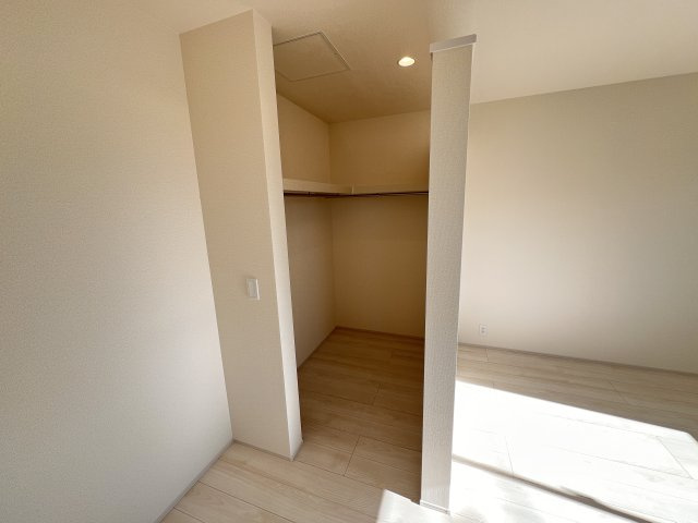 新築　藤岡市藤岡第34　Livele Garden.S　4号棟の収納|　主寝室の大型のウォークインクローゼットは収納ラクラク、お部屋スッキリ♪							
