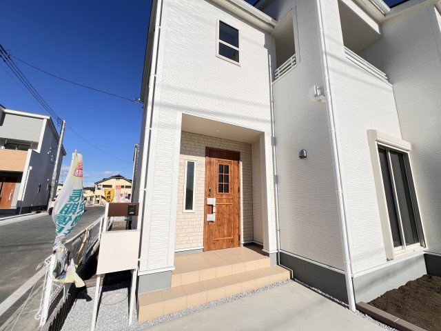 新築　藤岡市藤岡第34　Livele Garden.S　4号棟の玄関|　ポストと一体型のTVモニターホンでセキュリティ安心！
