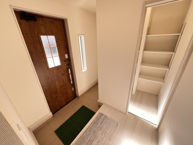 新築　藤岡市藤岡第34　Livele Garden.S　4号棟の玄関|　シューズインクロークと下駄箱があり、かなりの収納量が期待できます！							

