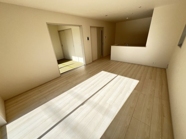 新築　藤岡市藤岡第34　Livele Garden.S　4号棟の居間・リビング|　家族の会話が弾む対面キッチン。お子様の様子も確認できて安心ですね。
