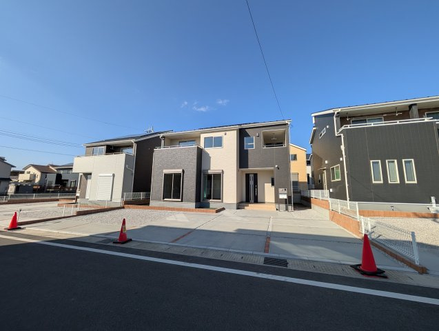 【前面道路含む現地写真】 | フォーセール前橋市富士見町第3時沢ー⑩ | 全棟防犯カメラ2ヵ所設置！
時沢小学校まで徒歩5分！9・10・11号棟には太陽光パネルを設置します！