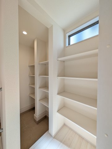 【収納】 | フォーセール前橋市富士見町第3時沢ー⑦ | ウオークスルータイプのシューズインクローク♪
