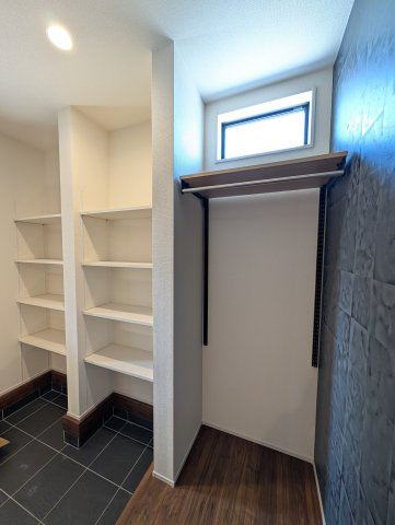 【玄関】 | フォーセール前橋市富士見町第3時沢ー⑥ | ウオークスルータイプのシューズインクローク♪
玄関クロークも人気の仕様です♪