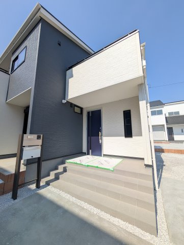 【玄関】 | フォーセール前橋市富士見町第3時沢ー⑤ | 全棟IOT住宅仕様です！
時沢小学校まで徒歩5分！
全棟防犯カメラ2ヵ所設置！