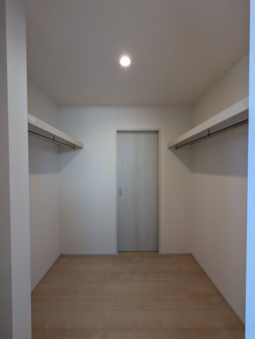 【収納】 | フォーセール前橋市富士見町第3時沢ー② | 廊下側からも出入りのできる便利なウオークインクローゼット♪