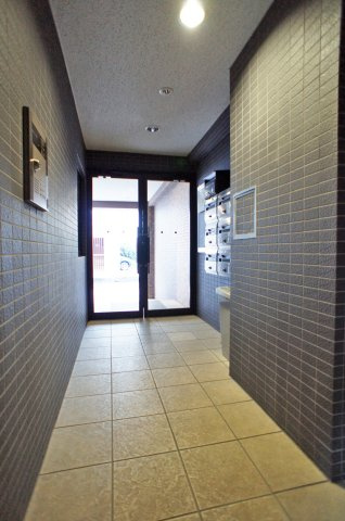 Wisteria六本木のロビー|風除室