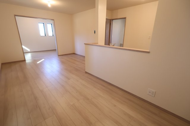 《仲介手数料無料》岩槻区大字平林寺1524新築一戸建てハートフルタウンの居間・リビング