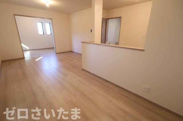 《仲介手数料無料》岩槻区大字平林寺1524新築一戸建てハートフルタウンの居間・リビング