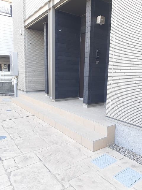 セレーノ東栄のエントランス|毎日通るエントランスはこのようになっています