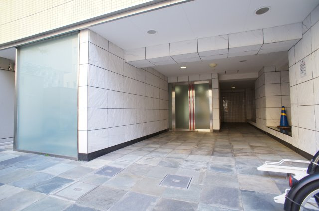 スカイコート浜松町壱番館のエントランス