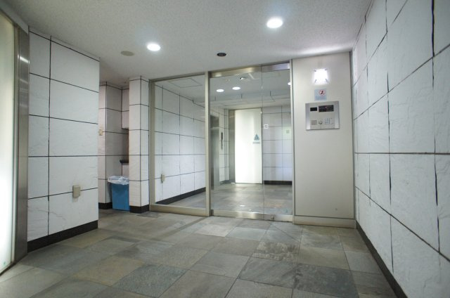 スカイコート浜松町壱番館のロビー|風除室