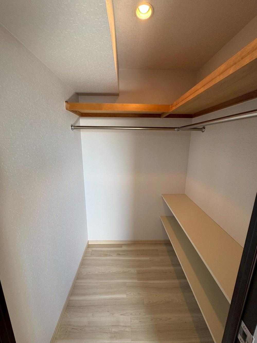 エステムコート御殿山シティライフの収納|ウォークインクローゼット
■物件内覧・資金計画相談・住宅ローン相談、リフォーム相談、お問合せ受付中■
※当日・翌日のご内覧、ご相談はお電話でのお問合せがスムーズです！