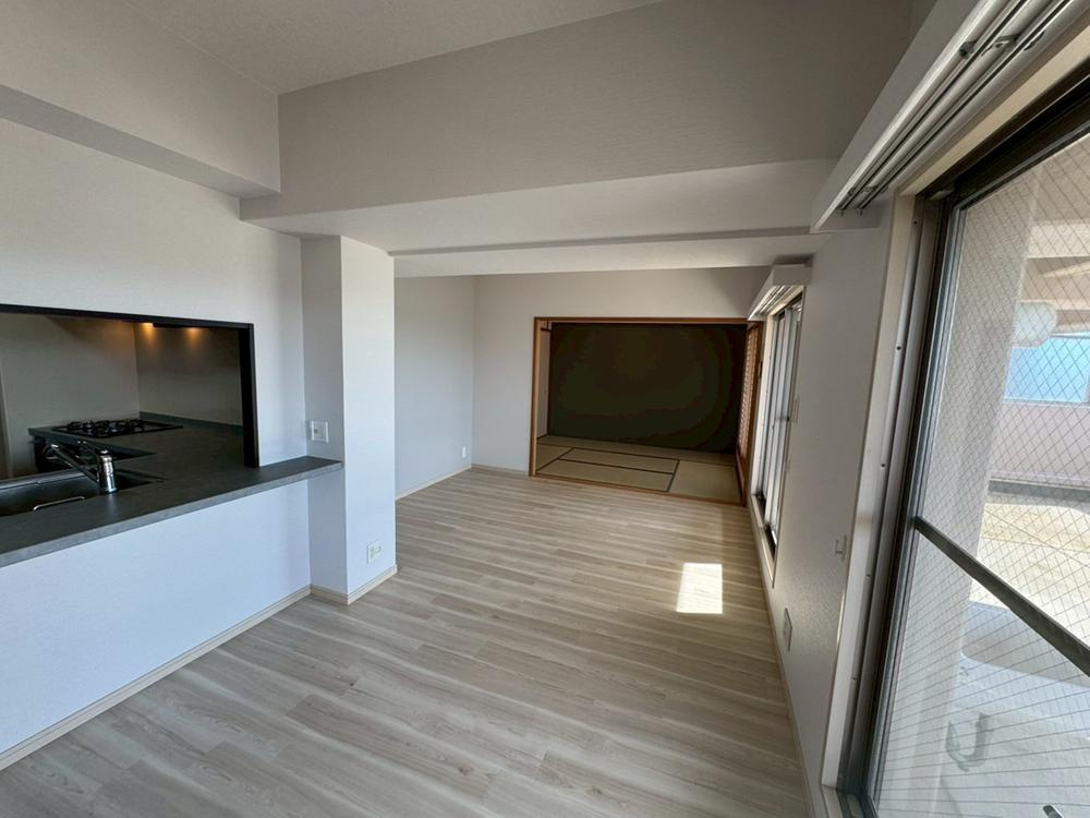 エステムコート御殿山シティライフの居間・リビング|LDK15.4帖　陽当たり良好
■物件内覧・資金計画相談・住宅ローン相談、リフォーム相談、お問合せ受付中■
※当日・翌日のご内覧、ご相談はお電話でのお問合せがスムーズです！