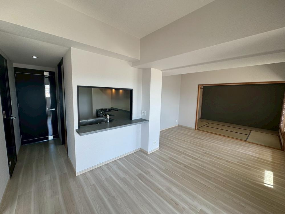 エステムコート御殿山シティライフの居間・リビング|LDK15.4帖　西向き
■物件内覧・資金計画相談・住宅ローン相談、リフォーム相談、お問合せ受付中■
※当日・翌日のご内覧、ご相談はお電話でのお問合せがスムーズです！