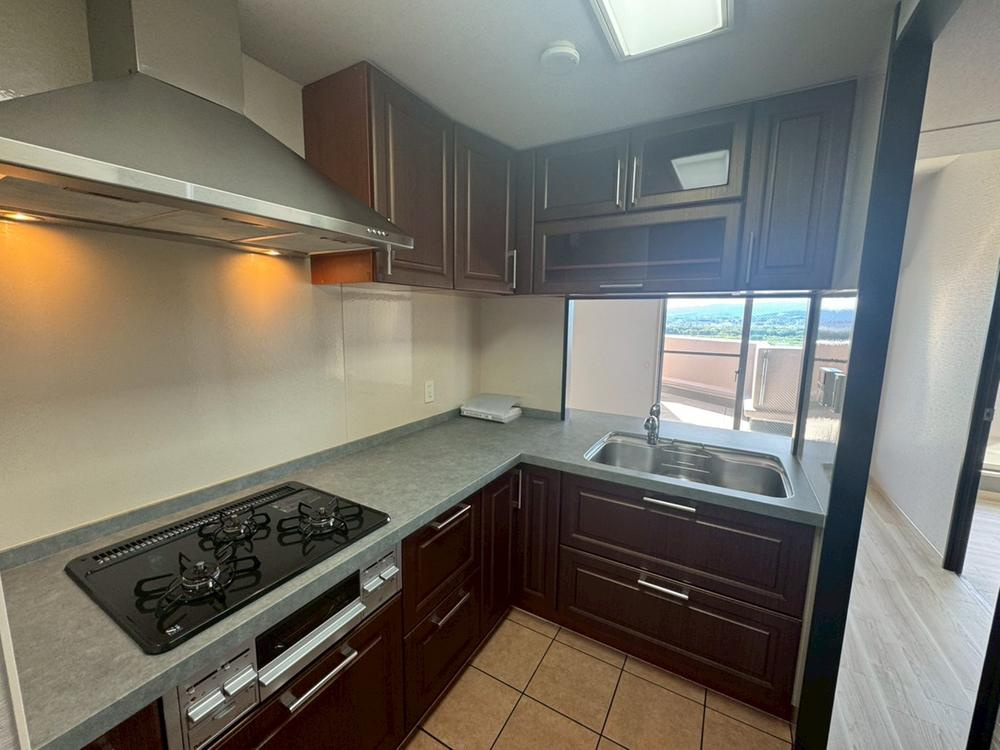 エステムコート御殿山シティライフのキッチン|システムキッチン　L字型キッチン
■物件内覧・資金計画相談・住宅ローン相談、リフォーム相談、お問合せ受付中■
※当日・翌日のご内覧、ご相談はお電話でのお問合せがスムーズです！