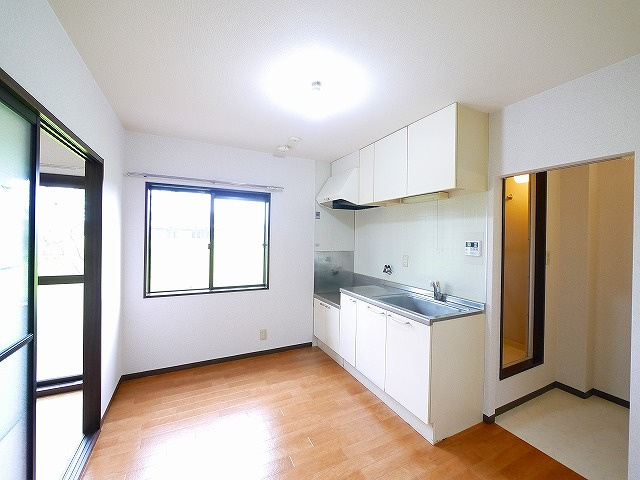 サニーコートＡ・Ｂ（四条大路）の居間・リビング