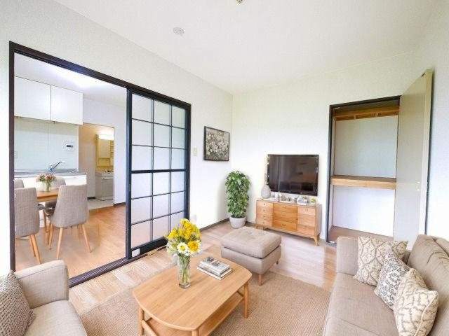 サニーコートＡ・Ｂ（四条大路）の居間・リビング|CGで家具等を配置したもので家具等は含まれません