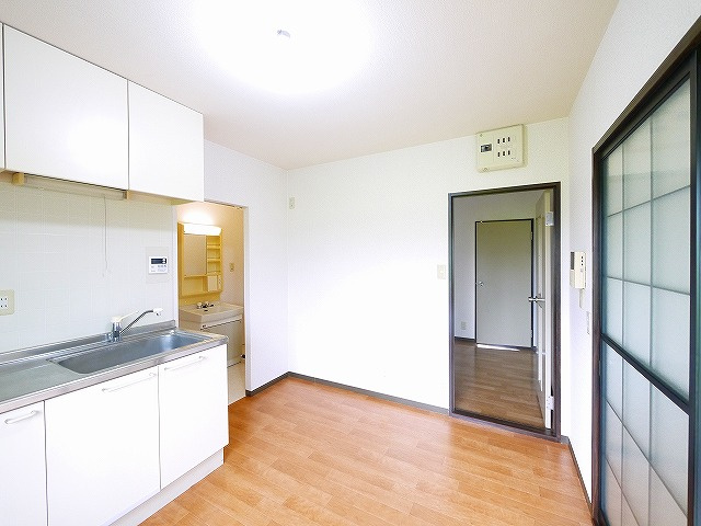 サニーコートＡ・Ｂ（四条大路）の居間・リビング