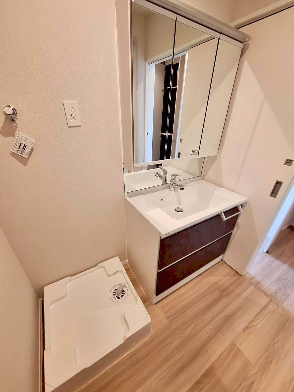 仮　南小岩５丁目メゾンの居間・リビング|食器棚