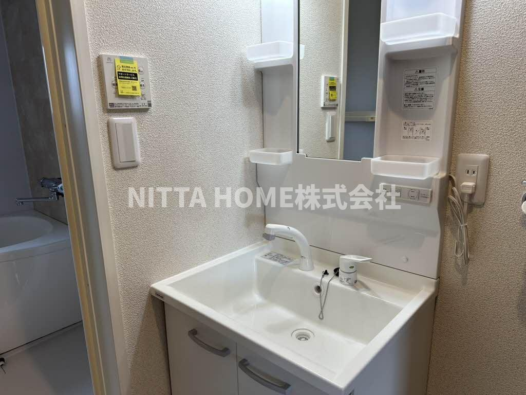 スュッドコリーヌＡ・Ｂの洗面所|シャワー付きの洗面化粧台もあります♪