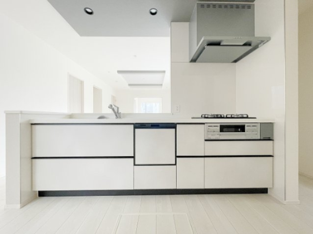 新築戸建・建売　郡山市台新二丁目　耐震＋制震　大成小・郡山一中のキッチン|勝手口から直接パントリーにつながり、お買物後すぐに食材などを収納できる！