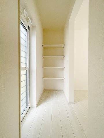 新築戸建・建売　郡山市台新二丁目　耐震＋制震　大成小・郡山一中の収納|可動棚付きパントリーは備蓄品や消耗品などの収納に便利”！