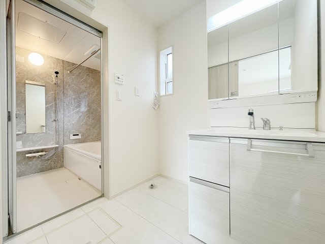 新築戸建・建売　郡山市台新二丁目　耐震＋制震　大成小・郡山一中の独立洗面台|収納豊富な三面鏡の洗面台で散らかりやすい洗面所もすっきり！