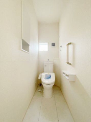 新築戸建・建売　郡山市台新二丁目　耐震＋制震　大成小・郡山一中のトイレ|収納棚付きで掃除用品や消耗品を収納するのにちょうどいい！置き場所に困りません♪