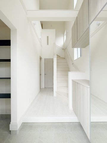 新築戸建・建売　郡山市台新二丁目　耐震＋制震　大成小・郡山一中の玄関|玄関吹抜け♪太陽光を取り込みやすく、毎日のお出かけが気持ちいい◎