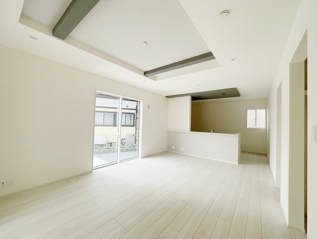 新築戸建・建売　郡山市台新二丁目　耐震＋制震　大成小・郡山一中の居間・リビング|対面式システムキッチンからはリビング・和室の様子を見渡しながら家事ができる！