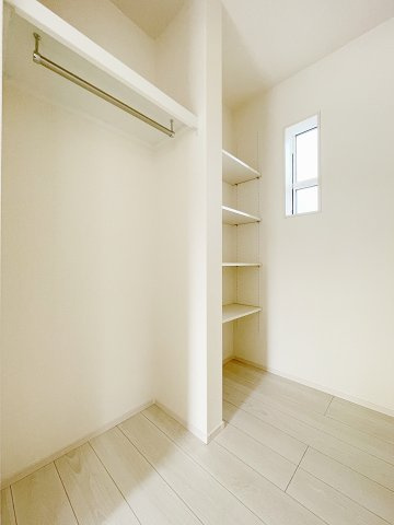 新築戸建・建売　郡山市台新二丁目　耐震＋制震　大成小・郡山一中の収納|リビングにもクロークがあり、ちょっとしたお出かけ時のアウターや小物置き場に◎