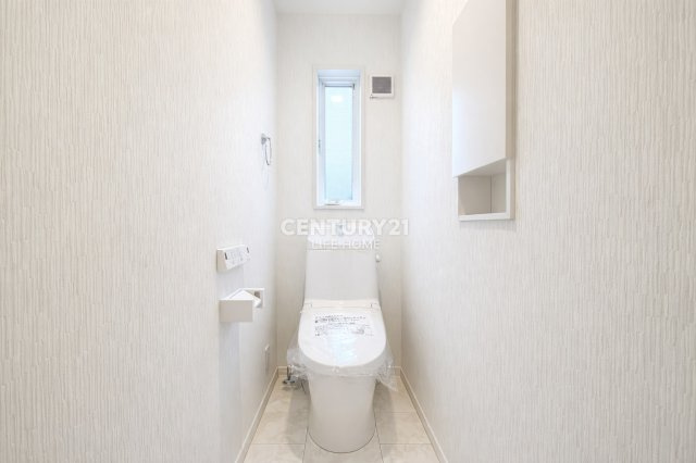【トイレ】 | 横浜市鶴見区上の宮２丁目　新築戸建　全2棟 | ゆったりとした空間のトイレです
