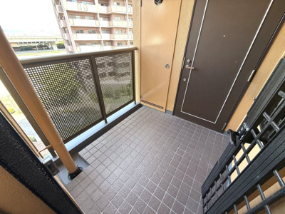 【その他共用部分】 | ファミールハイツ泉大津セントハーバーシティ一番館 | ポーチです。玄関前にプライベートスペースがあると何か便利です！