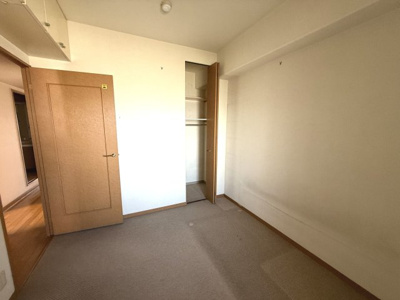 【洋室】 | ファミールハイツ泉大津セントハーバーシティ一番館 | 洋室5.2帖です。収納ございます！