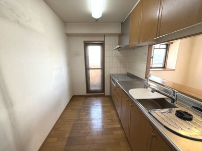 【キッチン】 | ファミールハイツ泉大津セントハーバーシティ一番館 | カウンターキッチンです！バルコニーへの扉もございます！