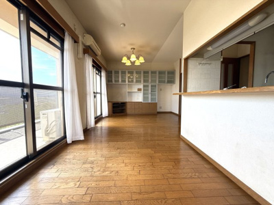 【居間・リビング】 | ファミールハイツ泉大津セントハーバーシティ一番館 | 南東側バルコニーに面したリビングで日当たりも良好です！