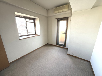 【和室】 | ファミールハイツ泉大津セントハーバーシティ一番館 | 洋室5.0帖です。出窓とバルコニーへの扉がございます！