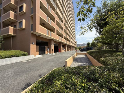 【駐車場】 | ファミールハイツ泉大津セントハーバーシティ一番館 | 共用部駐車場入り口です。